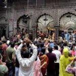 श्री बांकेबिहारी मंदिर से प्रबंधन ने हाईपावर्ड कमेटी के आदेश पर सेवाधिकारी के साथ रहने वाले भोग भंडारियों का प्रवेश वर्जित किया तो बखेड़ा खड़ा हो गया