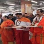 केंद्रीय मंत्री जे.पी. नड्डा ने महाकाल अन्न क्षेत्र पहुंचकर श्रद्धालुओं के साथ प्रसादी ग्रहण की। अपनी जूठी थाली खुद उठाकर समानता का संदेश दिया।