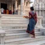 मंदिर के पत्थरों पर अपना नाम लिखवाना सही है या गलत? प्रेमानंद जी महाराज ने बताया जवाब