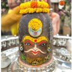 सोमवार को महाकाल का राजा स्वरूप श्रृंगार:भस्म आरती में साकार स्वरूप में सजे महाकाल, शेषनाग मुकुट और फूलों से किया श्रृंगार