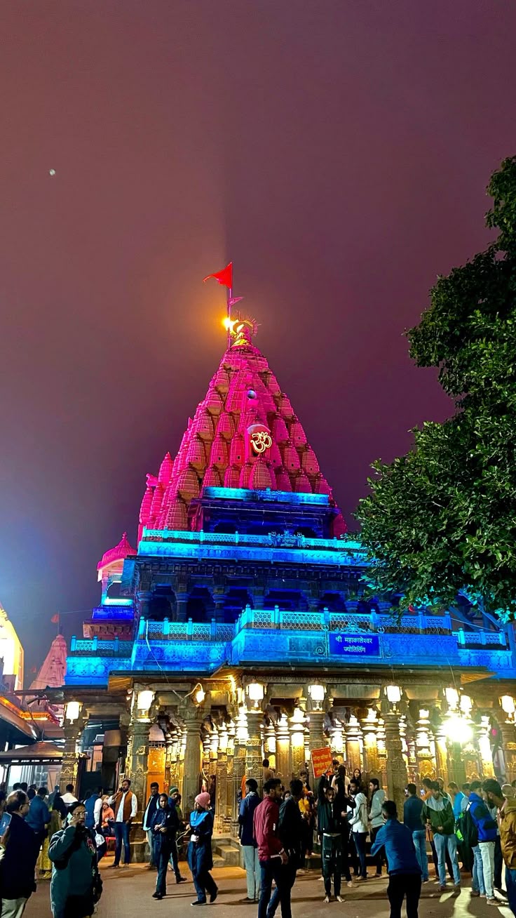 उज्जैन में बाबा महाकाल के दर्शन के लिए उमड़ी भीड़